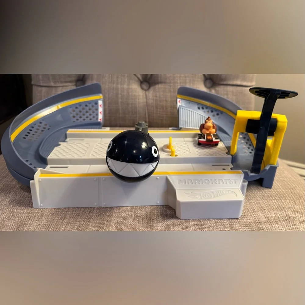 Hot Wheels Mario Kart Chain Chomp Track Set with Mario Kart/Donkey Kong Vehicle.